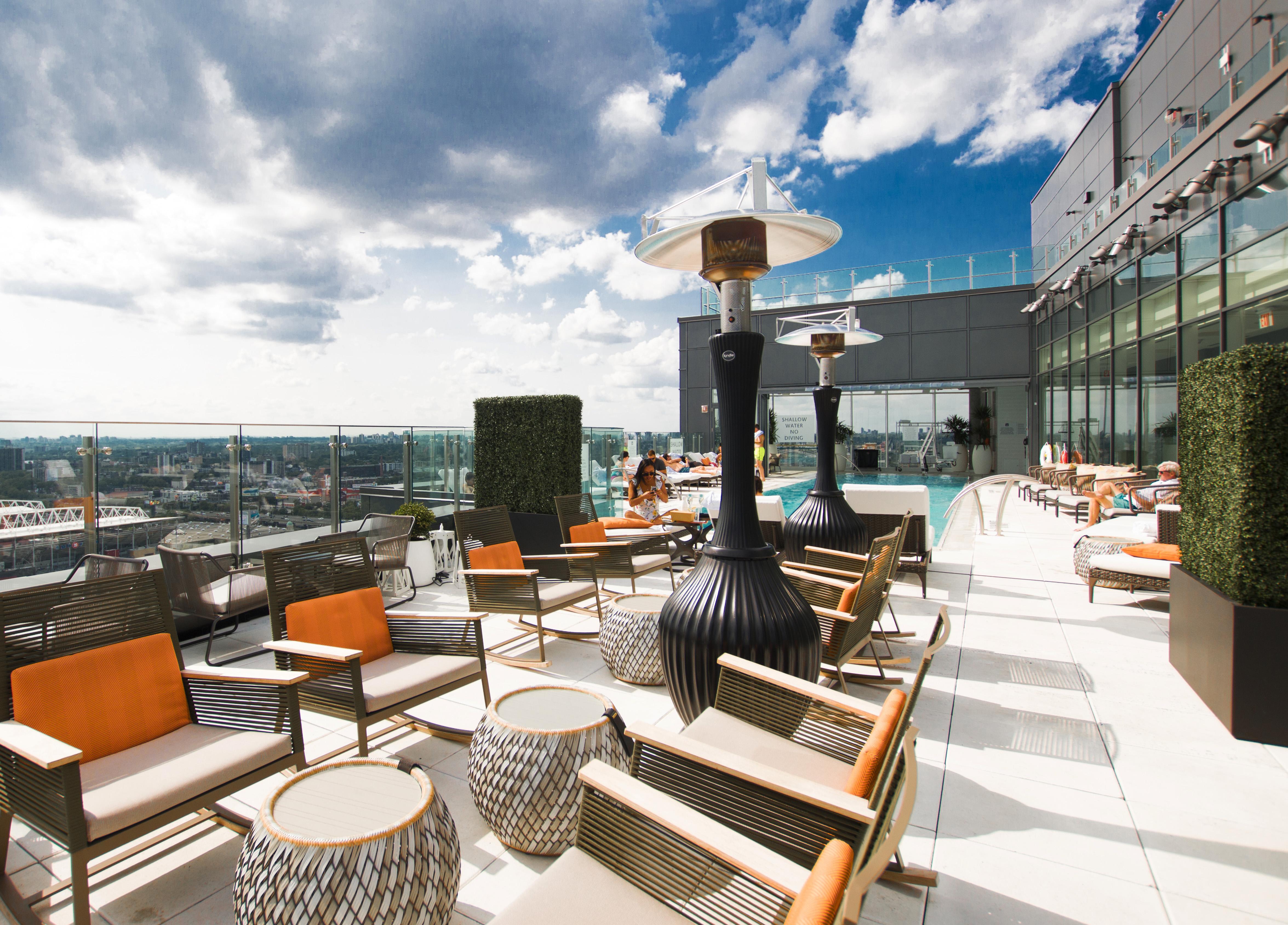 Hotel X Toronto, A Destination By Hyatt Hotel Экстерьер фото The rooftop pool at the InterContinental
